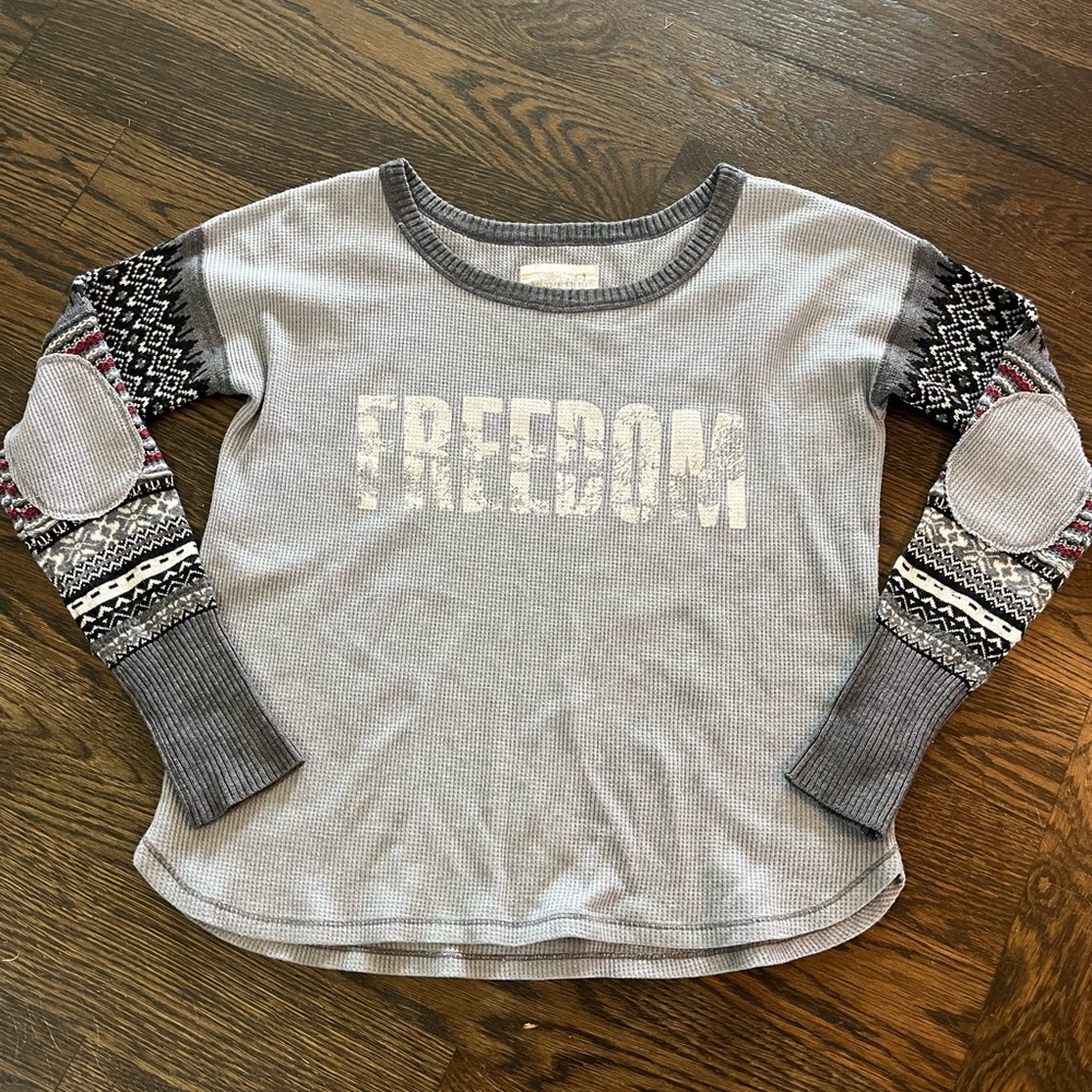 We the Free FREEDOM medium Gray Patterned long sleeve shirt sweater waffle